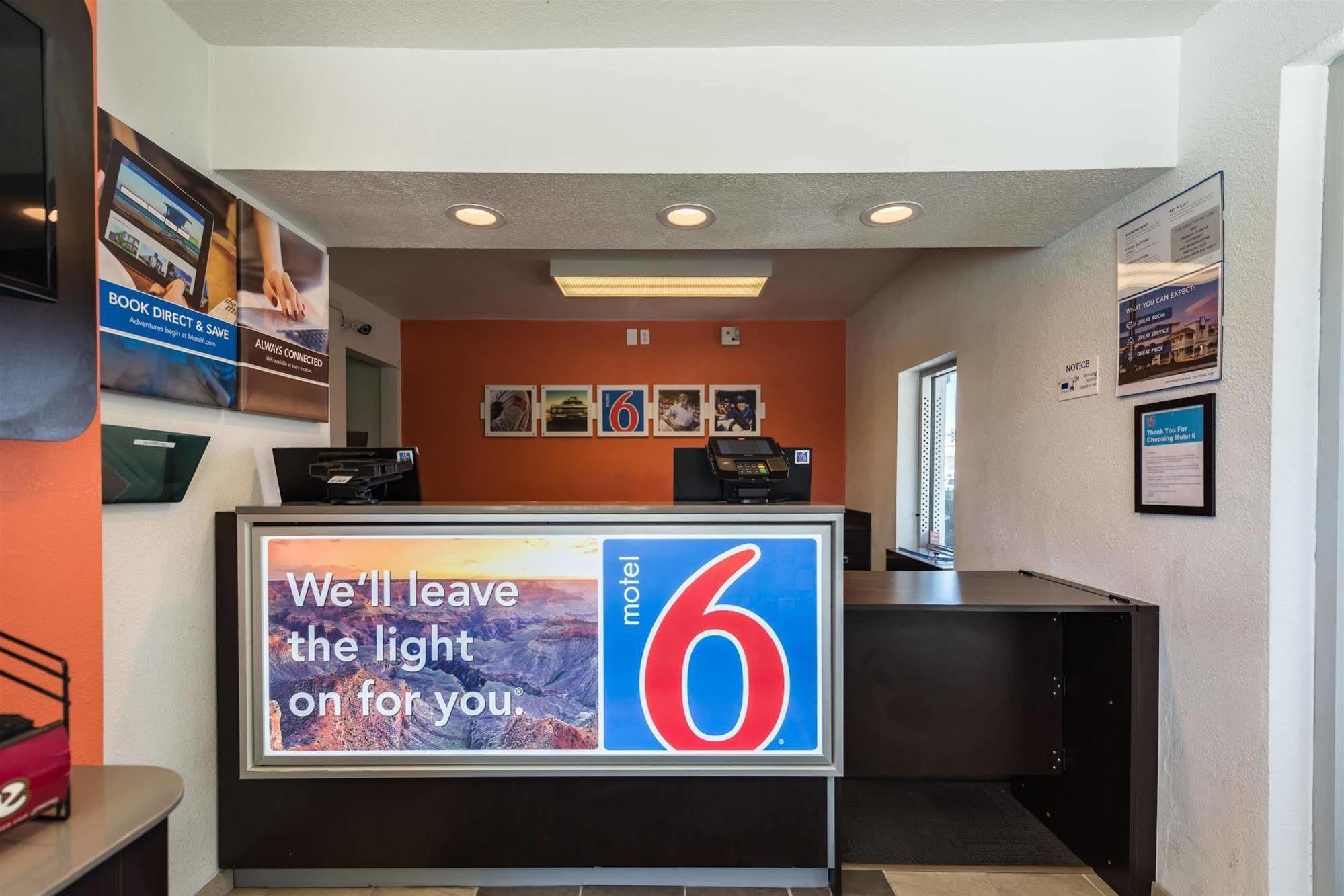 Motel 6-Reno, Nv - Virginia Plumb Buitenkant foto